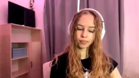 Evie online show from October 2025 05:18:01 AM