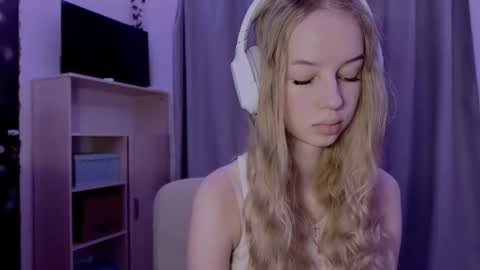 Evie online show from October 2025 04:05:02 AM