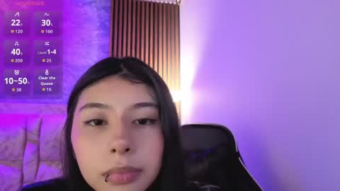 chloe_bluee_ online show from April 2026 11:02:02 AM