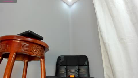 Snapshot of chloe_narcise chatting on December 2024 11:03:01 PM Chloe online show from December 2024 11:03:01 PM