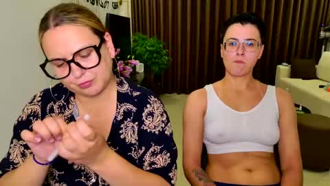 Eva and Sandra online show from May 2026 06:35:01 PM