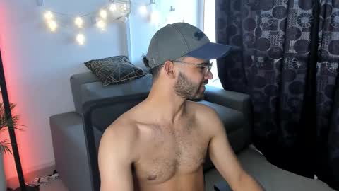 Im Chirs IM MODEL INDEPENDT online show from February 2025 06:03:01 PM