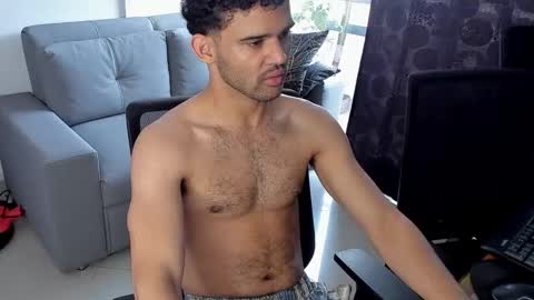 Im Chirs IM MODEL INDEPENDT online show from February 2025 03:10:01 PM