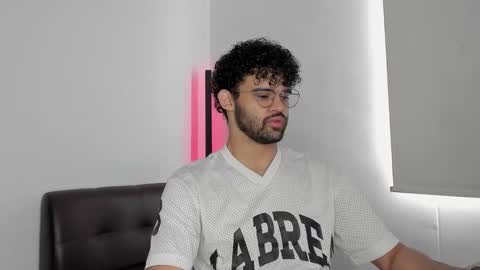 Im Chirs IM MODEL INDEPENDT online show from September 2025 01:22:01 PM