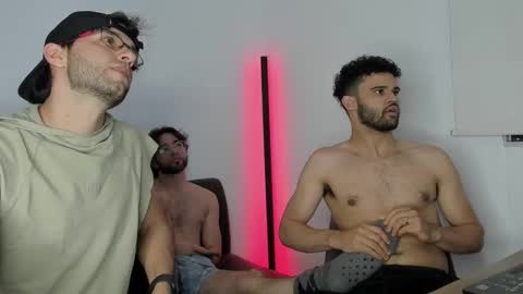 Im Chirs IM MODEL INDEPENDT online show from September 2025 03:29:01 AM