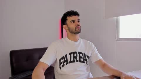 Im Chirs IM MODEL INDEPENDT online show from September 2025 03:27:02 PM