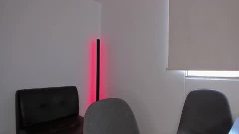 Im Chirs IM MODEL INDEPENDT online show from October 2025 04:14:02 PM