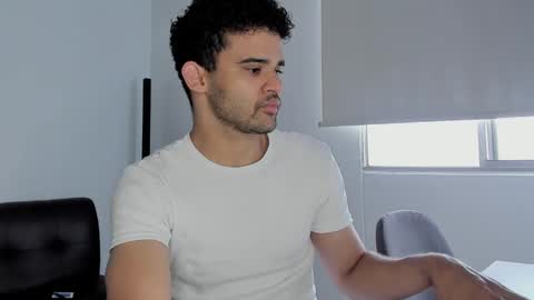 Im Chirs IM MODEL INDEPENDT online show from October 2025 03:01:01 PM