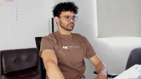 Im Chirs IM MODEL INDEPENDT online show from October 2025 06:56:01 PM