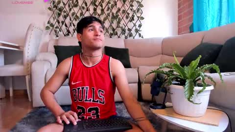 Snapshot of chriss_wg_ chatting on December 2025 06:57:02 PM Christian Wang online show from December 2025 06:57:02 PM