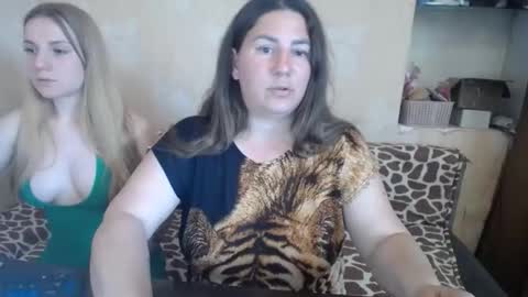 Snapshot of chrystalbella chatting on May 2026 08:09:02 AM Diana online show from May 2026 08:09:02 AM