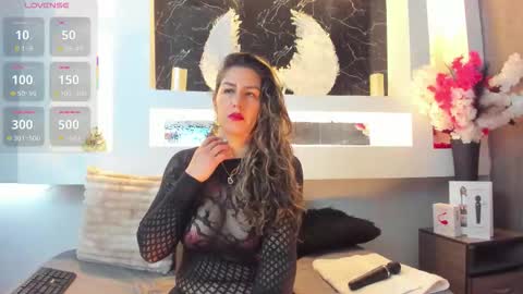 Cinthya  online show from November 2025 12:26:01 PM