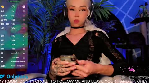 Snapshot of claudia_cooper chatting on December 2024 01:43:01 AM online show from December 2024 01:43:01 AM