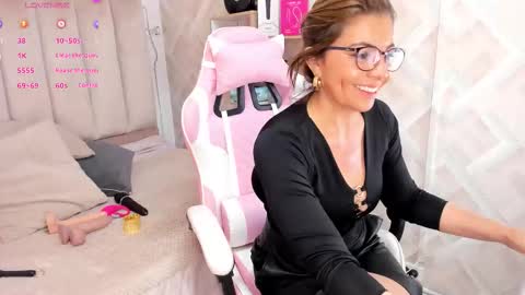 clhoe_johnson_ online show from December 2025 12:03:02 PM