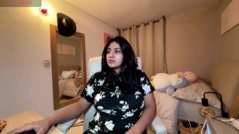 cloe small online show from December 2025 01:46:02 AM