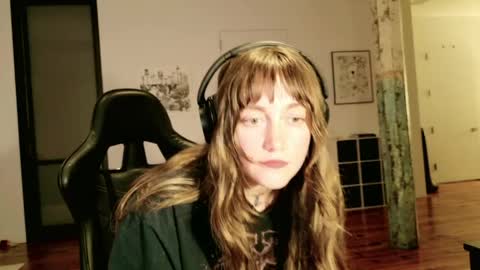 Snapshot of clover_tully chatting on June 2026 06:18:02 AM Clover online show from June 2026 06:18:02 AM