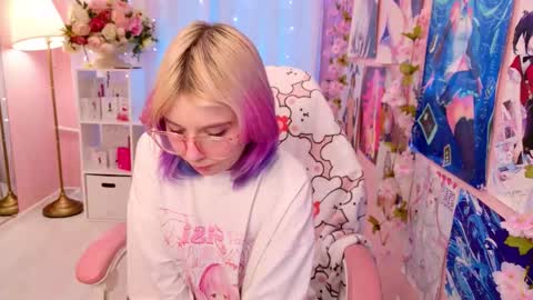 Mia online show from November 2025 05:00:02 PM