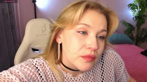 Snapshot of colleen_blake chatting on April 2026 05:17:02 PM Collen Mon Tue Wed Thu Fri GMT 3 0300am - 0900am online show from April 2026 05:17:02 PM