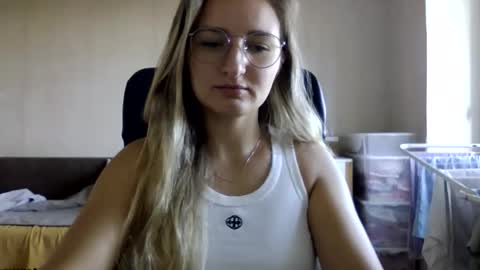 cora_fora online show from September 2025 07:19:01 AM