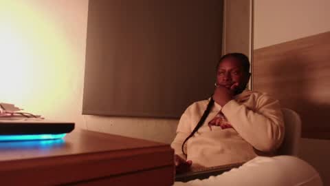 Snapshot of coral_catleya chatting on April 2026 11:21:02 PM Coral online show from April 2026 11:21:02 PM