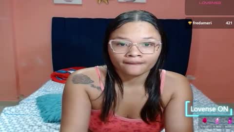 Snapshot of couple_sexy8 chatting on December 2025 01:22:02 AM SOPHIE Y CAMILO online show from December 2025 01:22:02 AM