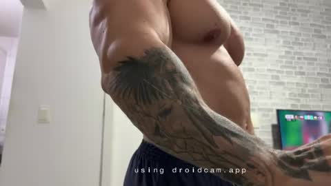 Snapshot of couplemuscle40 chatting on July 2026 01:46:02 AM couplemuscle40 online show from July 2026 01:46:02 AM