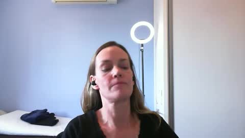 Anny online show from November 2025 03:45:01 PM