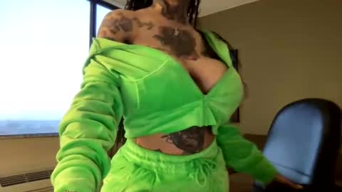 Snapshot of creamyexotica chatting on December 2024 01:17:01 PM CreamyExotica online show from December 2024 01:17:01 PM