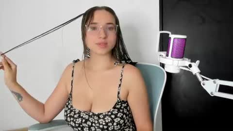 Snapshot of crimsonetoile chatting on July 2026 04:22:01 PM Jen. online show from July 2026 04:22:01 PM