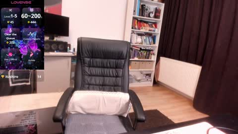 Snapshot of crissnight chatting on December 2024 02:44:01 PM Twitter Christinne p online show from December 2024 02:44:01 PM