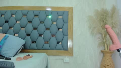 crystal_sm online show from December 2025 03:26:02 AM