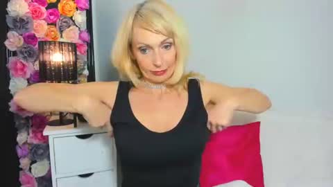 Snapshot of crystalgorgeous chatting on April 2026 08:31:01 PM Crsyatal online show from April 2026 08:31:01 PM