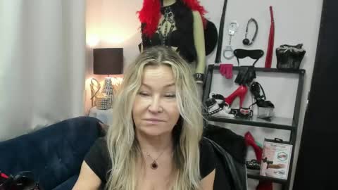 CrystalHotty online show from April 2026 04:40:01 AM