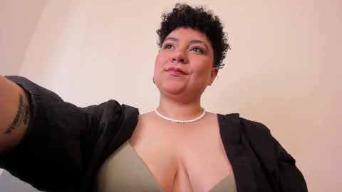 Snapshot of curly_cam_queen chatting on February 2025 03:21:02 PM Bruna online show from February 2025 03:21:02 PM