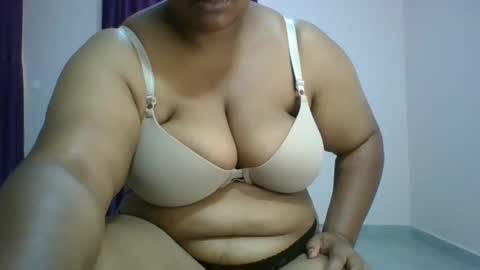 Snapshot of curvy_essie chatting on February 2025 10:04:02 AM Essie online show from February 2025 10:04:02 AM