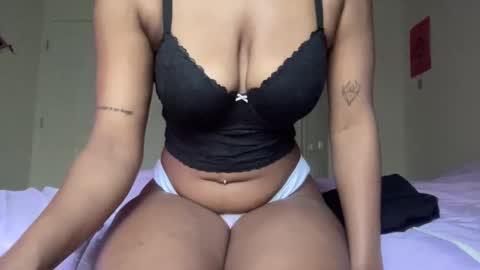 Snapshot of curvycutie1818 chatting on January 2025 04:06:02 PM Curvycutie18 online show from January 2025 04:06:02 PM