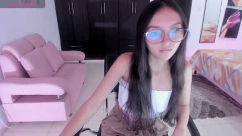 Snapshot of cute_fox_1 chatting on September 2025 01:43:02 PM Bella Fox online show from September 2025 01:43:02 PM