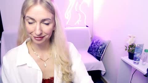 cute_smile_shy online show from April 2026 09:01:02 PM