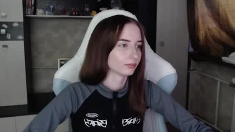 Cutti Crystal online show from November 2025 03:05:01 AM