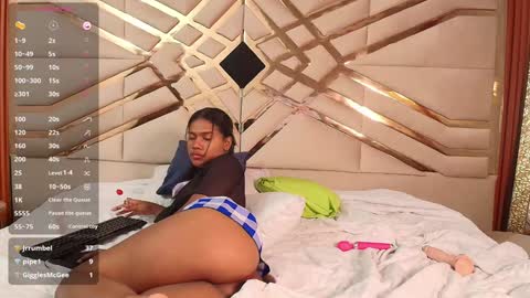 Snapshot of daddysneakinme chatting on January 2025 08:17:02 PM Anny online show from January 2025 08:17:02 PM