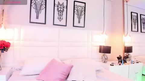 Dafnne online show from October 2025 07:03:01 PM