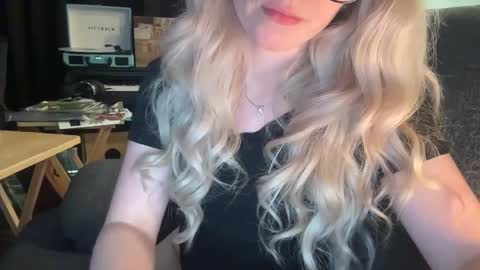 Snapshot of daisy_divine_69 chatting on September 2025 02:00:01 PM DaisyDivine online show from September 2025 02:00:01 PM