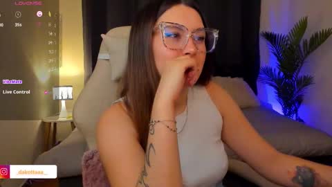 dakottaa__ online show from December 2025 12:38:02 AM