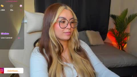 dakottaa__ online show from May 2026 11:12:03 PM