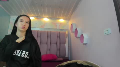 Snapshot of danaandthamaraangels chatting on December 2024 07:22:01 PM online show from December 2024 07:22:01 PM