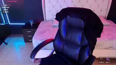 Snapshot of danielle_smithh chatting on February 2025 11:32:02 PM Danielle Smith online show from February 2025 11:32:02 PM