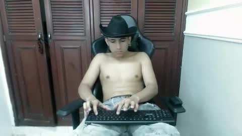Snapshot of dannyt_hot chatting on November 2025 01:00:02 PM dannyt_hot online show from November 2025 01:00:02 PM