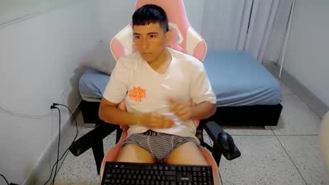 Snapshot of dannyt_hot chatting on December 2025 02:11:01 PM dannyt_hot online show from December 2025 02:11:01 PM