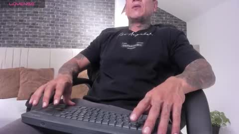 Snapshot of dantesuarez28 chatting on January 2026 09:03:01 AM Dante Suarez online show from January 2026 09:03:01 AM