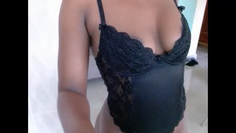 dark_qween online show from March 2025 03:18:02 PM